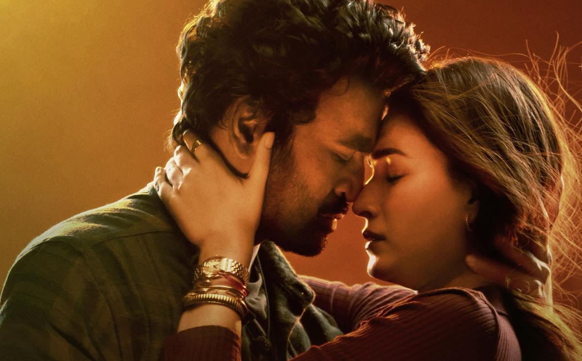 'తేరే ఇష్క్ మే'లోని ఒక స్టిల్లో ధనుష్ మరియు కృతి సనన్ 'తేరే ఇష్క్ మే'లోని ఒక స్టిల్లో ధనుష్ మరియు కృతి సనన్